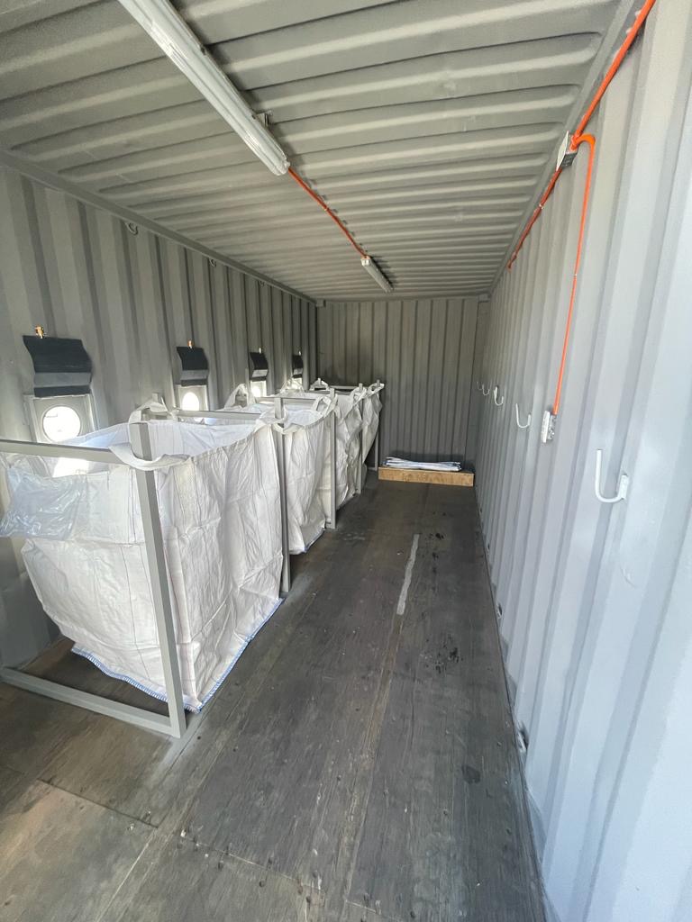 Maxisacos blancos dentro de un contenedor de acopio