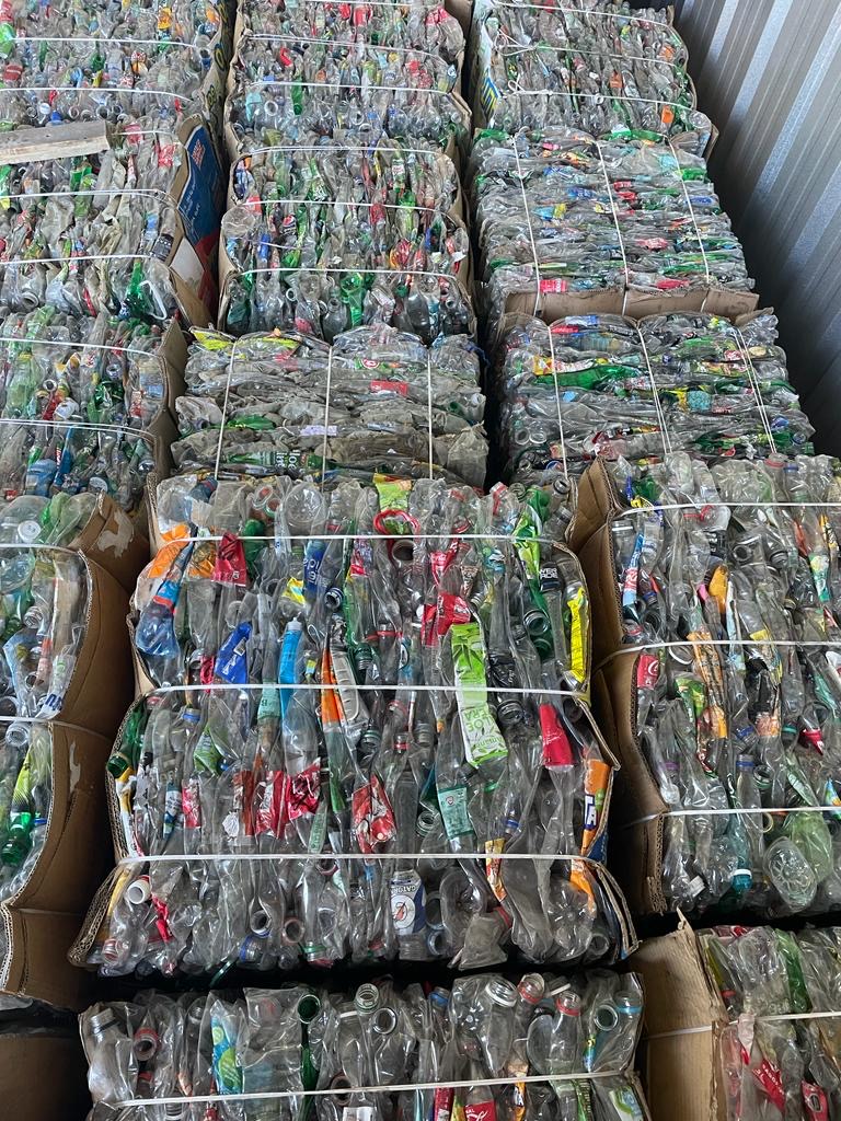 Fardos de botellas plásticas clasificadas