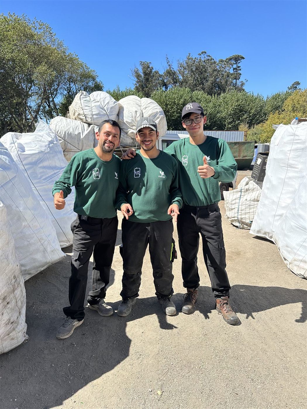 Equipo de terreno de Maval junto a fardos de material reciclado